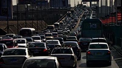 زحام مروري في الدقي بسبب تصادم سيارة بشجرة