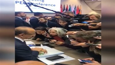 شاهد.. اهتمام طاغي لحديث وزير الطاقة السعودي من وسائل الإعلام وسط تجاهلهم المندوب القطري