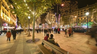 شرطة باريس تدعو لغلق المحال التجارية في 