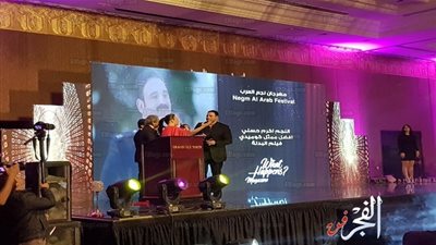 تكريم أكرم حسني أفضل ممثل كوميدي وتامر حسني يحرص على استقباله بالأحضان (صور)