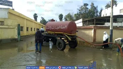 الدفع بسيارات لشفط مياه المطار من شوارع دسوق في كفرالشيخ (صور)