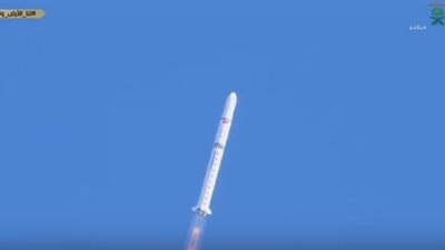 رواد تويتر يحتفلون بإطلاق قمري 