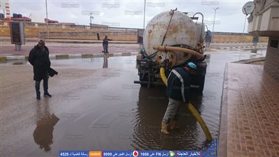 غرق المطاعم والشوارع بسبب الأمطار بدمياط وتوقف حركة الصيد.. حملات مكثفة لكسح مياه الأمطار (صور)