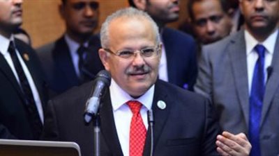 رئيس جامعة القاهرة لـ'طالب': 'قولنا نفكر مش نهبد'