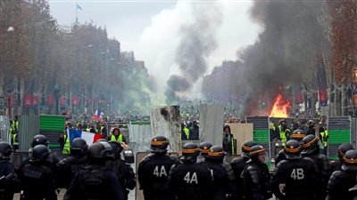 فرنسا: هتافات من المحتجين تطالب الرئيس ماكرون بالاستقالة