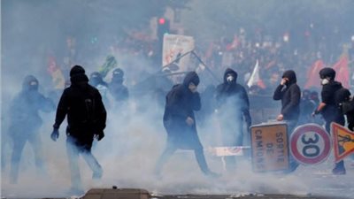 قوات الأمن الفرنسية تطلق الغاز المسيل للدموع على المتظاهرين في باريس