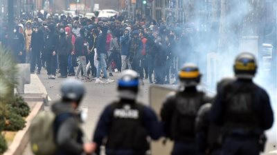 إصابة 10 من متظاهري السترات الصفراء بباريس بعد إطلاق الغاز المسيل للدموع