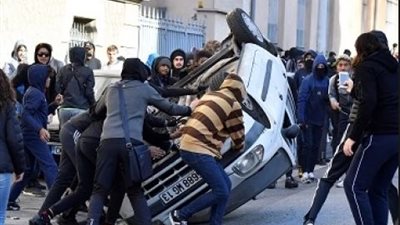 الشرطة الفرنسية تنشر لأول مرة مدرعات في منطقة قوس النصر