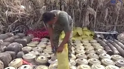 الحوثي يواصل زرع الألغام في أكياس السكر والأرز