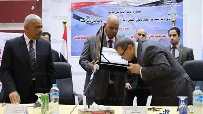 'سعفان وصقر' يتبادلان الدروع في افتتاح 'مصر أمانة بين إيديك' بالسويس