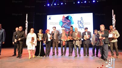 وزير الثقافة التونسي يكرم مجموعة من الفنانين في حفل افتتاح 