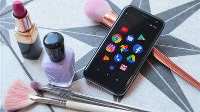 بعد طرحه في الأسواق.. تعرف على مواصفات أصغر هاتف في العالم 