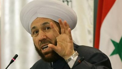 فيديو مثير.. مفتي سوريا يحرّف سورة من القرآن