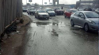 زحامات مرورية بالأوتوستراد بسبب كسر ماسورة مياه