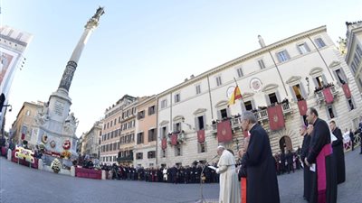 البابا فرنسيس يضع إكليل من الورود إكراما للعذراء مريم بروما