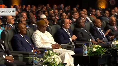 محمد صلاح يثير ضحك السيسي في منتدى 