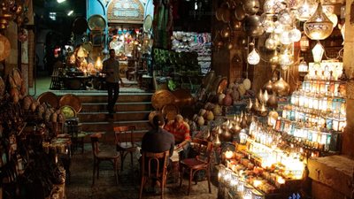 الحياة تعود إلى خان الخليلي.. والأمن كلمة السر (صور)