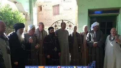 الأنبا أغاثون يقدم واجب العزاء لعمدة قرية شم القبلية (صور)