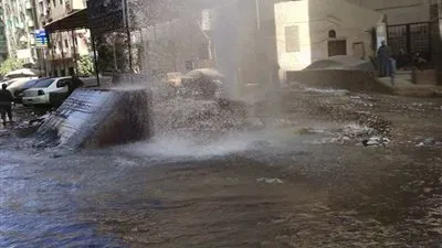 5 سيارات شفط لسحب المياه بميدان هشام بركات بسبب كسر ماسورة 