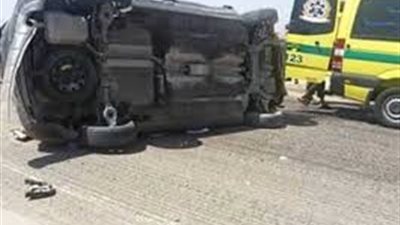 إصابة سائق في انقلاب سيارة بالشيخ زايد