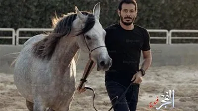 كيف عبر  مصطفى شعبان عن حبه لفرسه؟ (صورة)