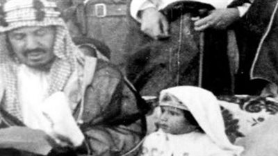 صدي - السعودية| أقدم صورة للملك سلمان بجوار والده في حج عام 1357
