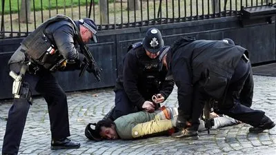 شرطة بريطانيا تستخدم مسدسا صاعقا مع رجل في حرم البرلمان