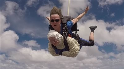 شاهد.. مسنة عمرها 102 عام تقفز بالمظلة من ارتفاع 4000 متر