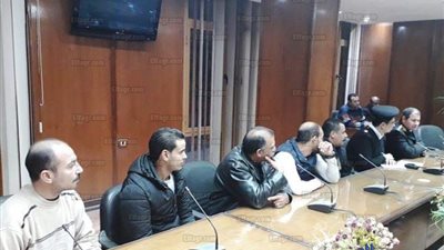 محافظ السويس يستمع إلى شكاوى سائقي سيارات التاكسي (صور)