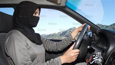 مفاجأة.. تعرف على أول فنانة مصرية تقود سيارة في السعودية (فيديو)