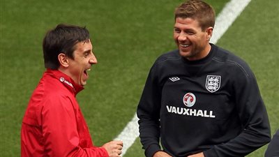 نيفيل يستعيد ذكريات سقوط جيرارد خلال المباراة التاريخية أمام تشيلسي