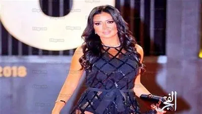 فنانة تفجر قنبلة وتحرج رانيا يوسف بفيديو جديد للفستان