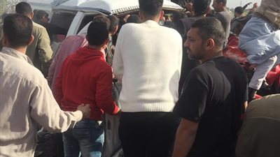 عاجل.. مصرع وإصابة 24 مواطن في تصادم سيارتين بطريق 