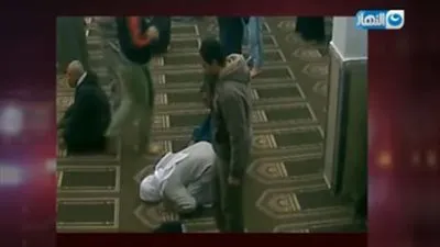 شاهد.. الكاميرات ترصد لحظة وفاة رجل داخل مسجد
