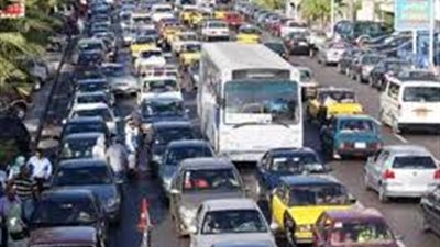 كثافة مرورية بمطلع كوبري المقطم بسبب تعطل سيارة نقل