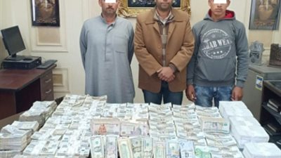ضبط عاطلين وموظف بتهمة الاتجار غير المشروع في النقد الأجنبي بالشرقية