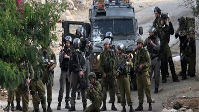 الاحتلال الإسرائيلي يحاصر بناية سكنية بحثاً عن منفذي عملية عوفرا