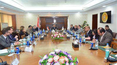 وزير التنمية المحلية يستقبل وفدًا من ممثلي مشروع البرنامج الوطني لإدارة المخلفات الصلبة 