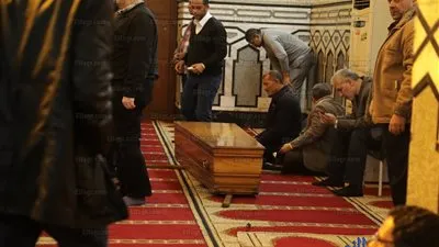 وصول جثمان الكاتب الصحفي إبراهيم سعدة لمسجد عمر مكرم (صور)