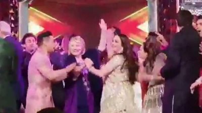 شاهد.. وصلة رقص مثيرة لهيلاري كلينتون وجون كيري    