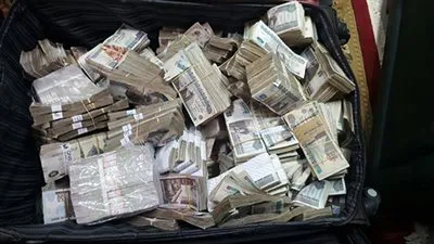 القبض على عصابة الإتجار بالنقض الأجنبي بحوزتهم 16 مليون جنيه في الإسكندرية