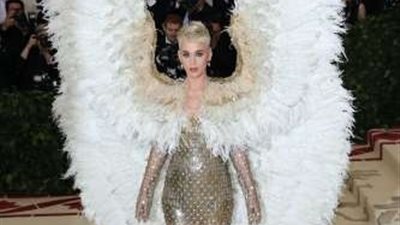 بالصور.. أغرب إطلالات المشاهير في عام 2018