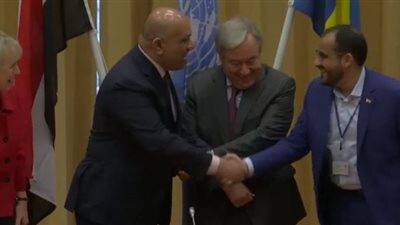 شاهد.. مصافحة بين وزير الخارجية اليمني ورئيس وفد الحوثيين بمباحثات السويد 