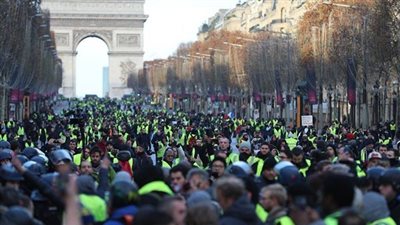 المدعي العام الفرنسي: وفاة متظاهر من السترات الصفراء بعد أن صدمته شاحنة