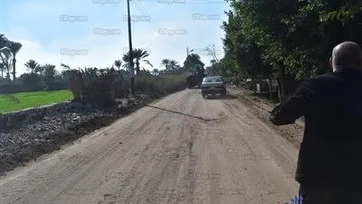 حملة مكبرة للنظافة وتمهيد الطرق بقريتي نقاليفة والتوفيقية بالفيوم (فيديو وصور)