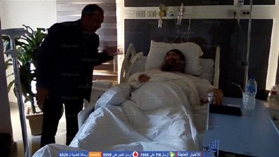 محافظ أسيوط الأسبق يزور الأنبا يؤانس بالمستشفى 