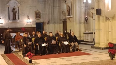 مطران اللاتين والخادم الإقليمي للرهبان الفرنسيسكان في أمسية روحية لعيد الشموع (صور) 