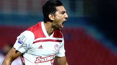 كوكا يحتفل مع لاعبي أولمبياكوس بعبور دور المجموعات بالدوري الأوروبي