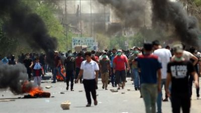 الشرطة العراقية تستخدم الرصاص الحي لتفريق متظاهرين في البصرة