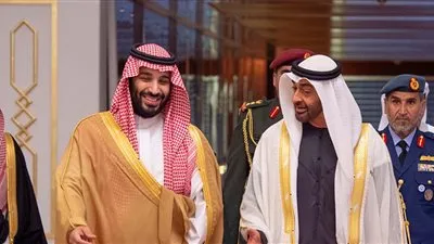 محمد بن سلمان وولي عهد أبوظبي يفاجآن جمهور 